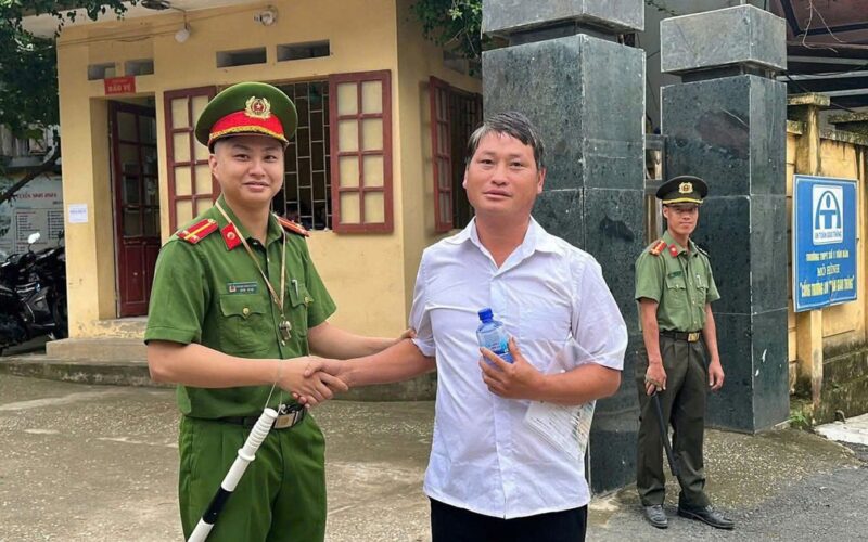 Bí thư Chi bộ 36 tuổi dự thi tốt nghiệp THPT cùng học sinh ở Lào Cai