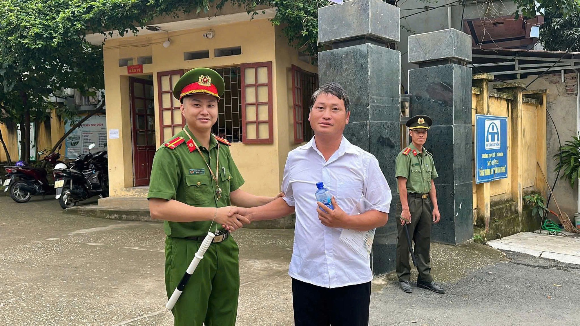 1000052077-17811570999062101412648 Bí thư Chi bộ 36 tuổi dự thi tốt nghiệp THPT cùng học sinh ở Lào Cai- Ảnh 1.