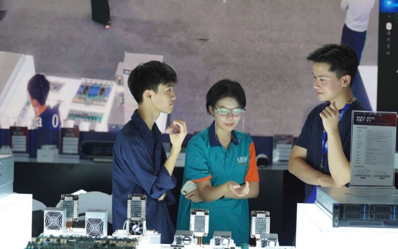 Du khách hào hứng trải nghiệm công nghệ số của ngành công an tại TP Hồ Chí Minh