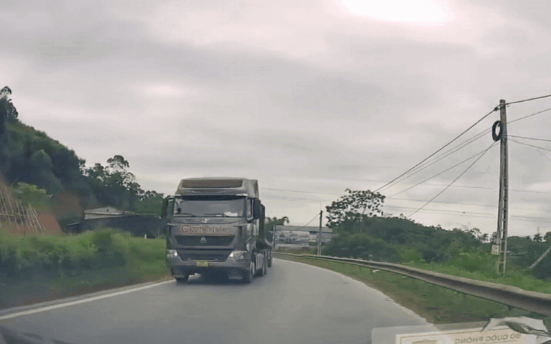 Cục CSGT chỉ ra ‘kinh nghiệm sống còn’ sau vụ ô tô vượt ẩu bất chấp an toàn