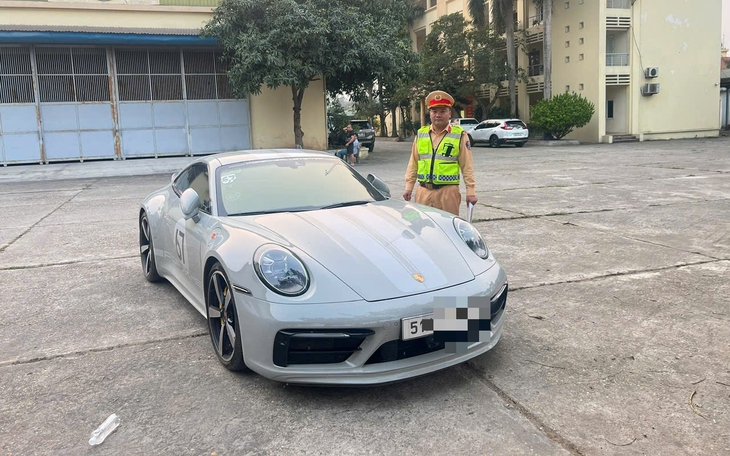 Xử phạt tổng 20 triệu đồng 4 siêu xe Porsche lấn làn, vượt ẩu trên cao tốc