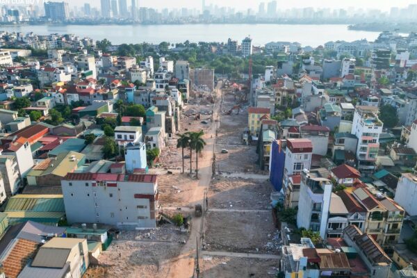 Phá dỡ loạt công trình tại phường Hồng Hà phục vụ thi công cầu Tứ Liên