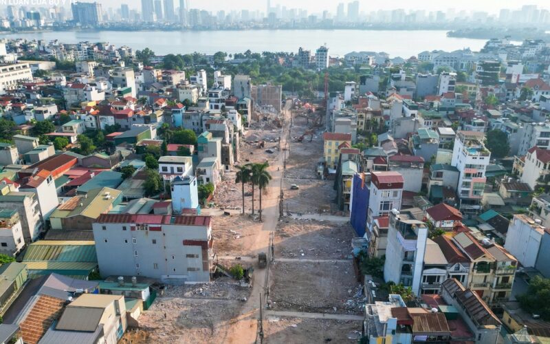 Phá dỡ loạt công trình tại phường Hồng Hà phục vụ thi công cầu Tứ Liên