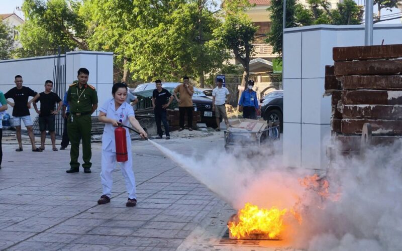 Trang bị kỹ năng ứng phó cháy nổ cho lực lượng tuyến đầu ở khu dân cư