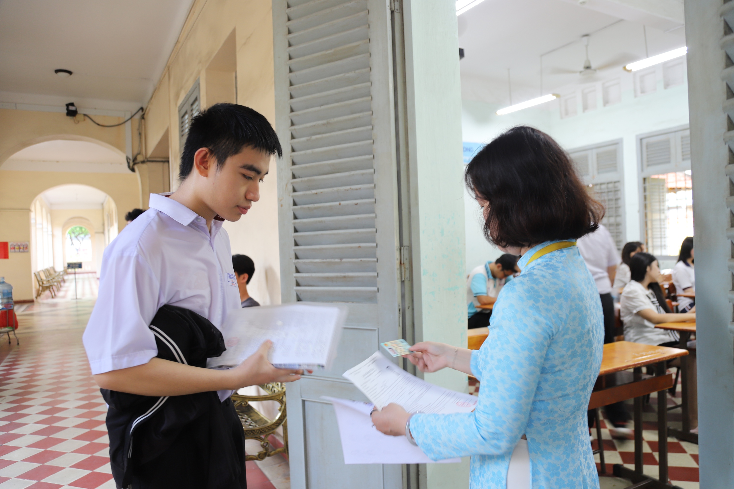 img4127-17811383472152072463358 Hơn 500 thí sinh vắng thi môn Ngữ văn tại TPHCM, một thí sinh phải nhập viện cấp cứu- Ảnh 2.
