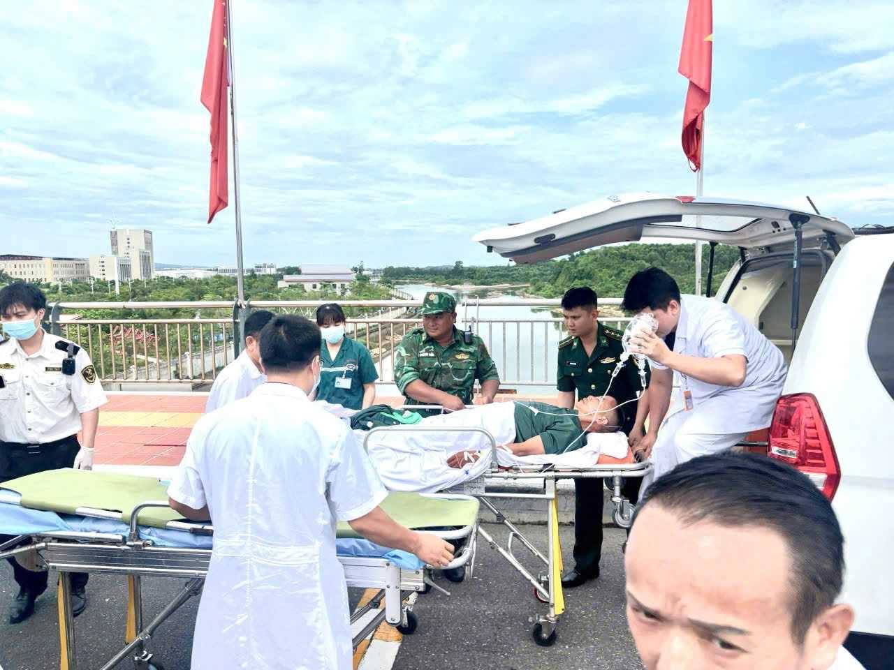 luc-luong-chuc-nang-hai-nuoc-phoi-hop-mo-luon-xanh-dua-benh-nhan-trung-quoc-di-cap-cuu-1781060766042454907530 Liên tiếp mở 'luồng xanh' đưa bệnh nhân Trung Quốc qua cửa khẩu cấp cứu- Ảnh 1.