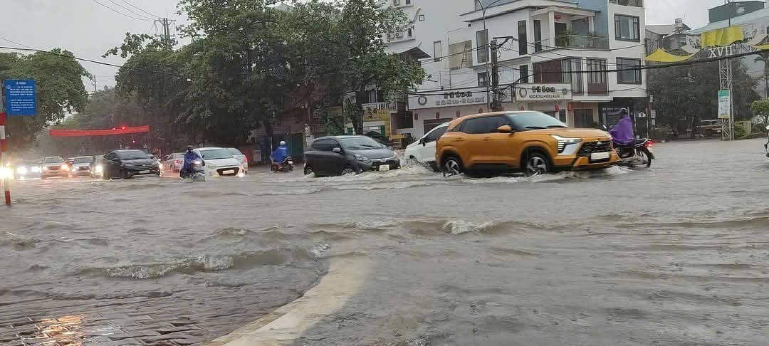 mua-lon-ngap-ung-17815768575101007703451 Mưa lớn, lũ trên các sông ở miền Bắc lên nhanh - Ảnh 1.