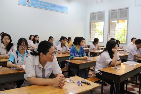 Hơn 500 thí sinh vắng thi môn Ngữ văn tại TPHCM, một thí sinh phải nhập viện cấp cứu