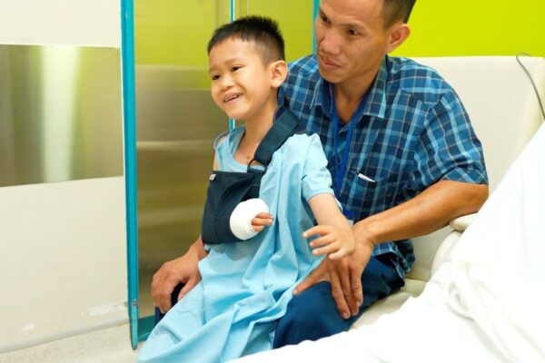 Cậu bé hát dân ca trong phòng mổ và hành trình hơn 10 năm đi tìm đôi tay lành lặn