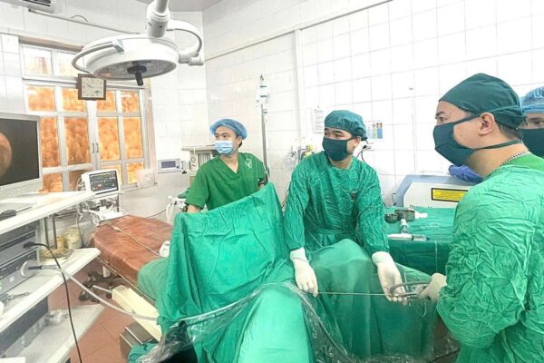 Đau lưng, tiểu buốt, bé trai 8 tuổi được phát hiện mắc bệnh ít gặp