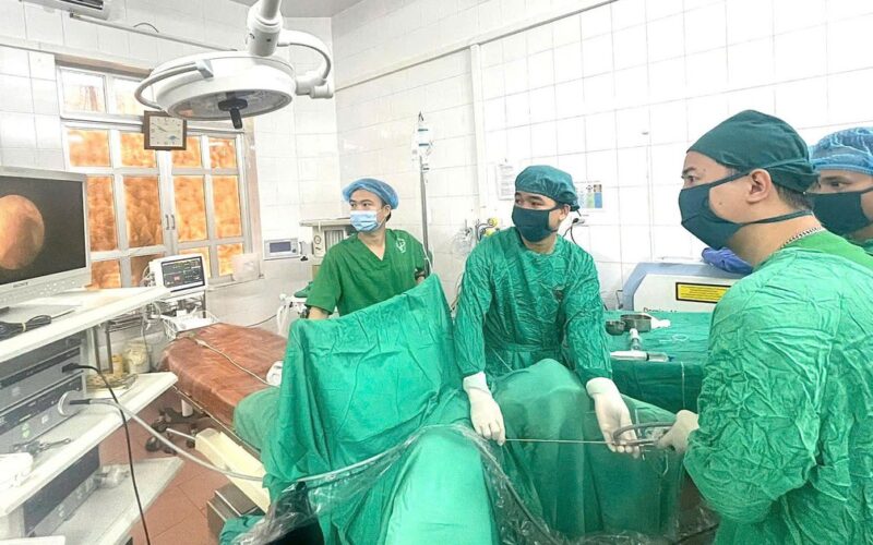 Đau lưng, tiểu buốt, bé trai 8 tuổi được phát hiện mắc bệnh ít gặp