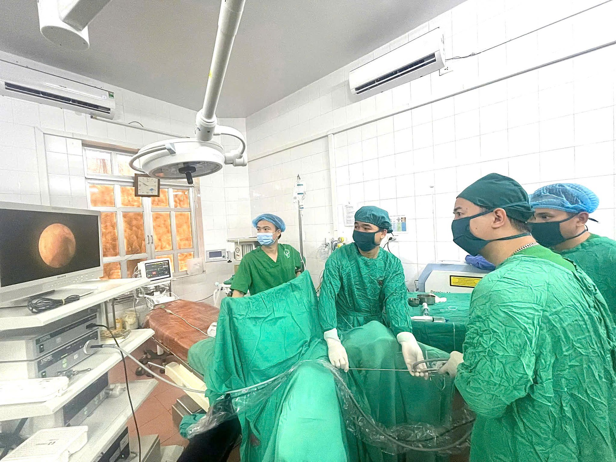 Đau lưng, tiểu buốt, bé trai 8 tuổi được phát hiện mắc bệnh ít gặp- Ảnh 1.