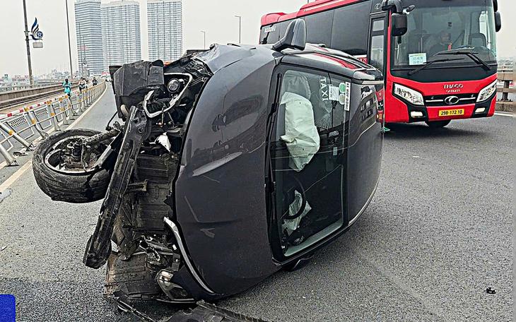 Tai nạn chết người trên đường dẫn cầu Nhật Tân, xe bồn xuất hiện ở đoạn cấm ô tô- Ảnh 1.