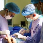 Bước tiến mới trong điều trị ung thư xương trẻ em: Thay khớp tăng trưởng nhân tạo cho bệnh nhi 6 tuổi