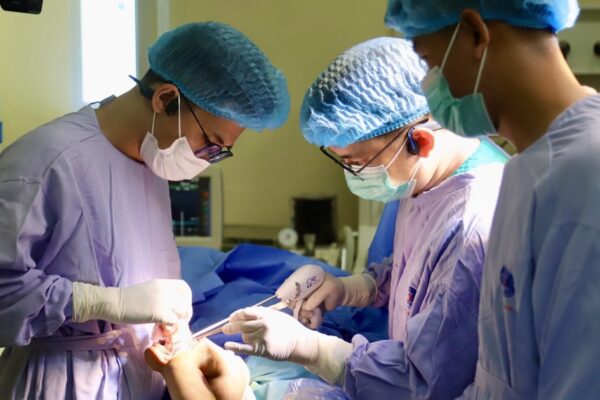Bước tiến mới trong điều trị ung thư xương trẻ em: Thay khớp tăng trưởng nhân tạo cho bệnh nhi 6 tuổi