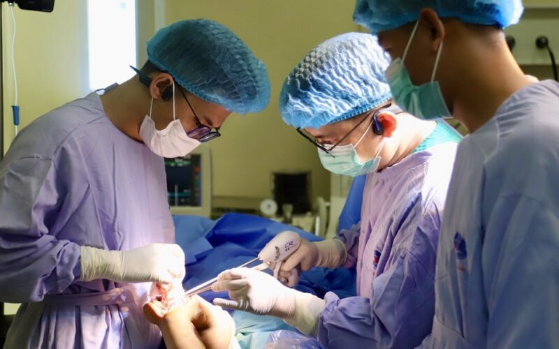 Bước tiến mới trong điều trị ung thư xương trẻ em: Thay khớp tăng trưởng nhân tạo cho bệnh nhi 6 tuổi
