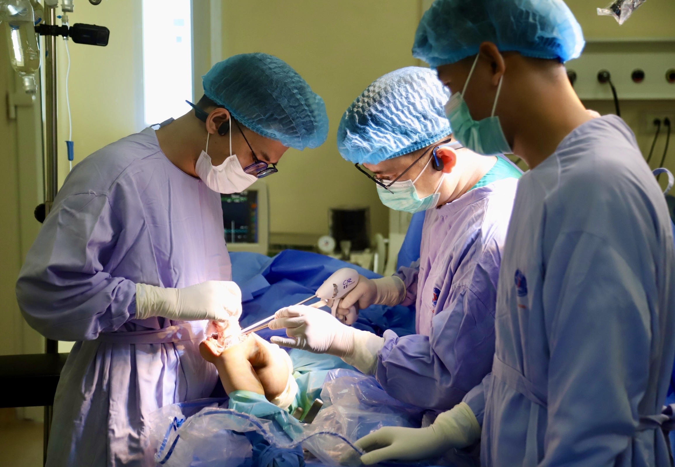benh-vien-k-18-1781767401477926178333 Bước tiến mới trong điều trị ung thư xương trẻ em: Thay khớp tăng trưởng nhân tạo cho bệnh nhi 6 tuổi- Ảnh 2.