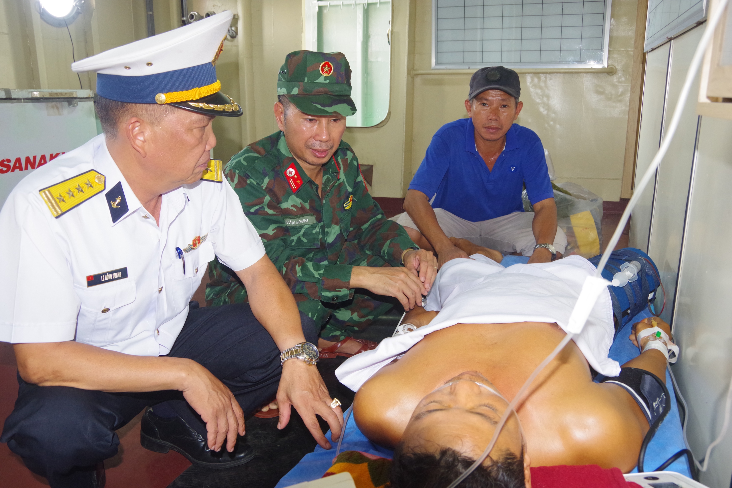 dua-ngu-dan-gap-nan-ve-bo-dieu-tri-2-17818569723901399950787 Hiến máu cứu ngư dân giữa Trường Sa, tàu Hải quân đưa bệnh nhân vào bờ an toàn- Ảnh 3.